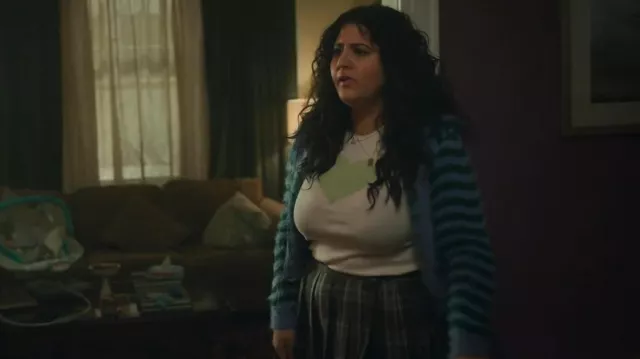 Sudadera con capucha de punto de pestañas Collusion usada por Lola Rahaii (Natasha Behnam) como se ve en The Girls on the Bus (S01E07)