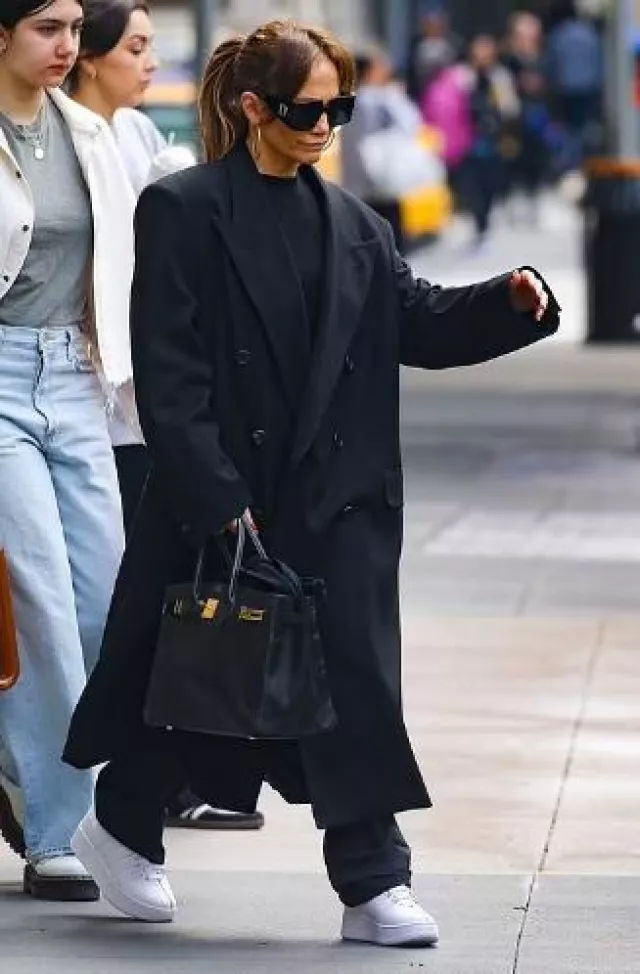 Sac Birkin Hermès porté par Jennifer Lopez à New York le 20 avril 2024