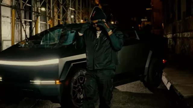 Gorro acanalado Prada Black Linea Rossa usado por Tee Grizzley en Tee Grizzley - Sufrir en silencio [Video oficial]