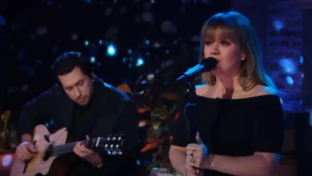 Alexander McQueen Camiseta con hombros descubiertos usada por Kelly Clarkson como se ve en The Kelly Clarkson Show el 18 de abril de 2024