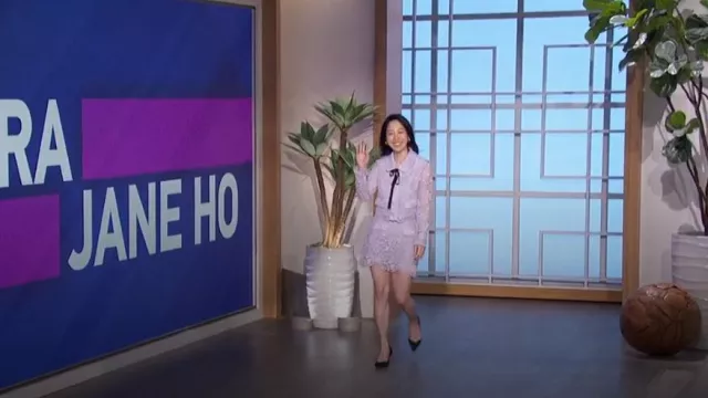 Autorretrato Minifalda superpuesta de encaje usada por Sara Jane Ho vista en The Talk el 18 de abril de 2024