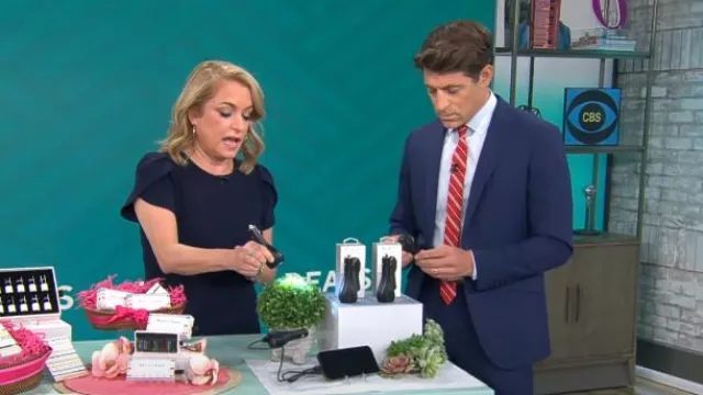 Calvin klein Robe fourreau à manches tulipes en indigo portée par Katie McGee dans CBS Mornings le 18 avril 2024