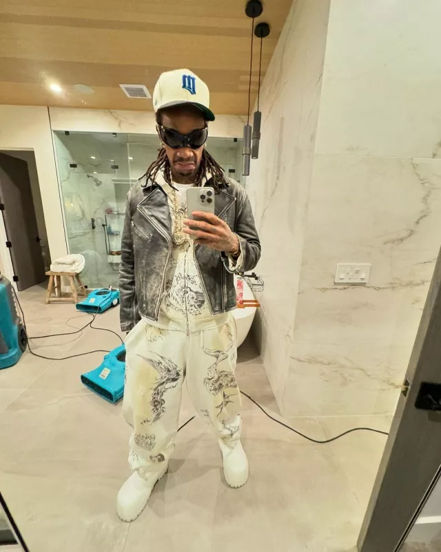 Pantalon de survêtement baggy Balenciaga White Dirty Tat-Print porté par Wiz Khalifa sur le compte Instagram @wizkhalifa