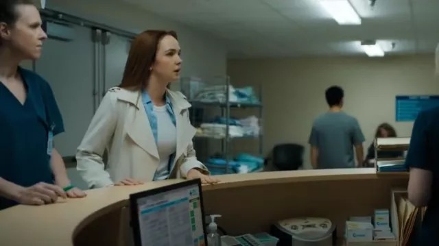 Gabardina de Oaklane con cinturón de teoría usada por Maggie Sullivan (Morgan Kohan) como se ve en Sullivan's Crossing (S02E01)