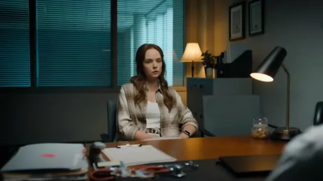 Camisa de cuadros de franela Uniqlo usada por Maggie Sullivan (Morgan Kohan) como se ve en Sullivan's Crossing (T02E01)