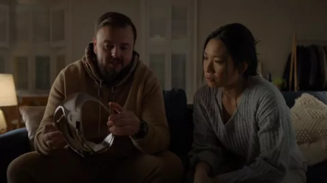 Pull en tricot côtelé mangue porté par Jin Cheng (Jess Hong) comme on le voit dans 3 Body Problem (S01E02)