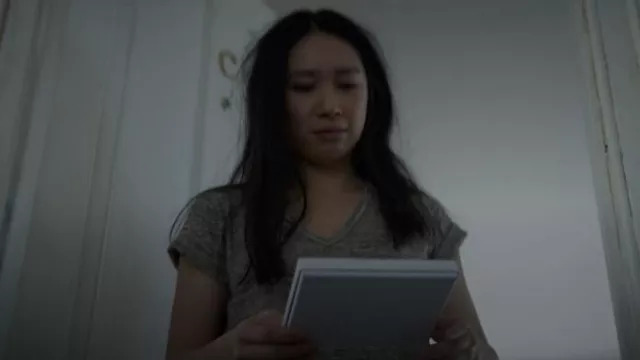 Rag & Bone Le t-shirt rayé à col en V en tricot porté par Jin Cheng (Jess Hong) comme on le voit dans 3 Body Problem (S01E03)