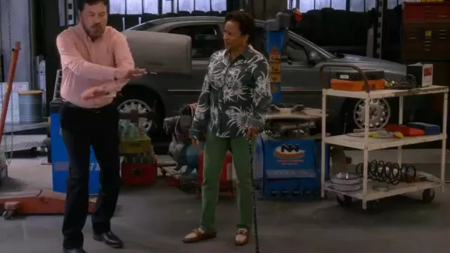 Jeffrey Campbell Velviteen Flats usado por Lucretia Turner (Wanda Sykes) como se ve en The Upshaws (T05E01)