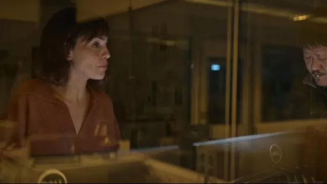 Remain Birger Christensen Patty Jersey de lana con cuello de polo usado por Auggie Salazar (Eiza González) como se ve en 3 Body Problem (S01E04)