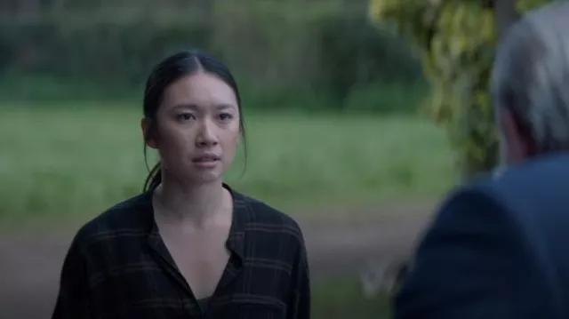 Vince Shadow Plaid Top En Noir porté par Jin Cheng (Jess Hong) comme on le voit dans 3 Body Problem (S01E05)