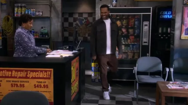 Nike Air Force 1 usada por Bernard Upshaw (Mike Epps) como se ve en The Upshaws (S05E02)