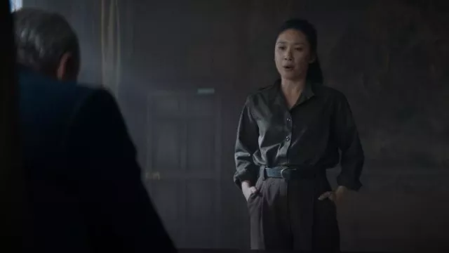 Pantalon large plissé Uniqlo porté par Jin Cheng (Jess Hong) comme on le voit dans 3 Body Problem (S01E06)