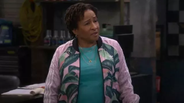 Madewell Mixed Chain Chunky Crescent Moon Necklace Set worn by Lucretia Turner (Wanda Sykes) as seen in The Upshaws (S05E02)