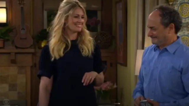 Rebecca Taylor Top en soie plissé à manches bouffantes porté par Gemma Johnson (Beth Behrs) dans The Neighborhood (S06E08)