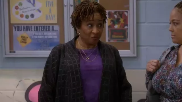 Conjunto de collar de luna creciente gruesa de cadena mixta de Madewell usado por Lucretia Turner (Wanda Sykes) como se ve en The Upshaws (S05E03)