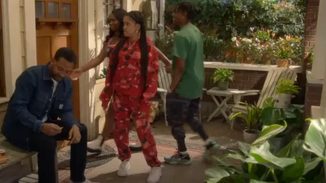 Nike Zoom X Zegama Trail worn by Kelvin Upshaw (Diamond Lyons) as seen in The Upshaws (S05E03)