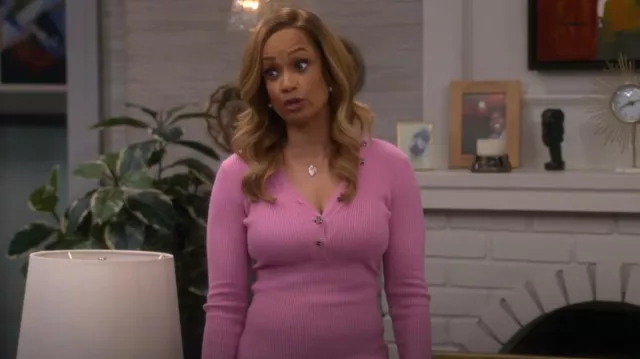 Favorite Daughter Kleid The On Again worn by Angela (Tammy Townsend) as seen in The Upshaws (S05E04)