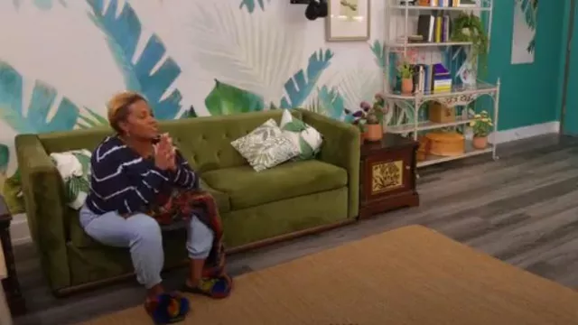 Hiprettyus bout ouvert mignon pantoufles de fourrure portées par Caress Alon comme on le voit dans The Circle (S06E05)