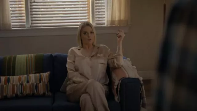 Pyjama Olivia Von Halle Coco en satin de soie porté par Lexi (Lauren Ash) dans Not Dead Yet (S02E10)