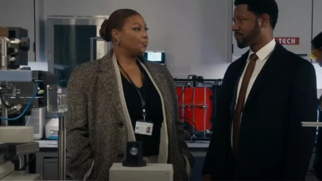 Golden Goose Double boutonnage peint à la main Chevron laine Trench Coat porté par Robyn McCall (Queen Latifah) comme on le voit dans The Equalizer (S04E06)