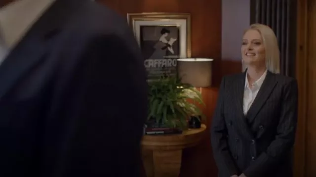 Veste en laine à double boutonnage à rayures Saint Laurent portée par Lexi (Lauren Ash) dans Not Dead Yet (S02E10)