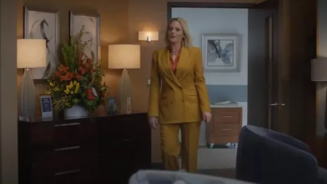 Pantalon Slim Pintuck Argent porté par Lexi (Lauren Ash) comme on le voit dans Not Dead Yet (S02E10)
