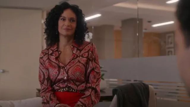 Ceinture Sandro Adelia portée par Francey (Rosa Arredondo) comme on le voit dans So Help Me Todd (S02E07)