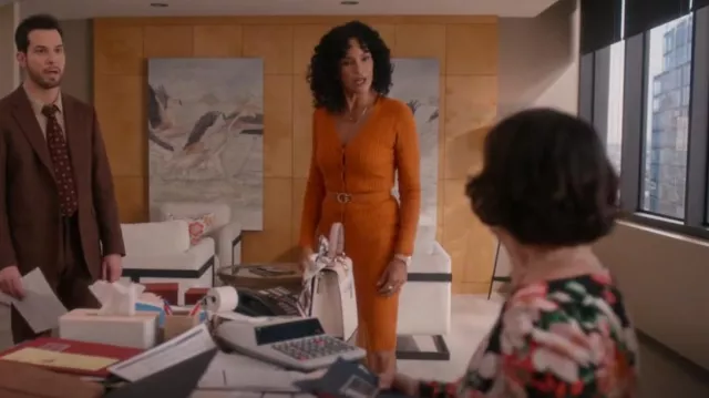 Robe Guess Lena portée par Francey (Rosa Arredondo) comme on le voit dans So Help Me Todd (S02E07)