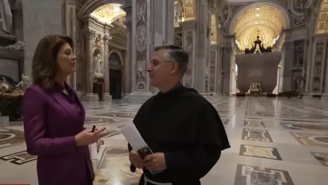 Camisa de sarga de seda con cuello anudado Max Mara Toano usada por Norah O'Donnell como se ve en CBS Evening News el 24 de abril de 2024