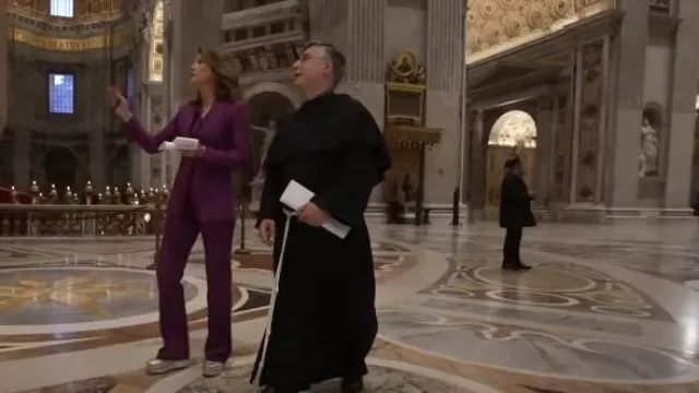 Pantalón de doble tela de lana y seda Max Mara usado por Norah O'Donnell como se ve en CBS Evening News el 24 de abril de 2024