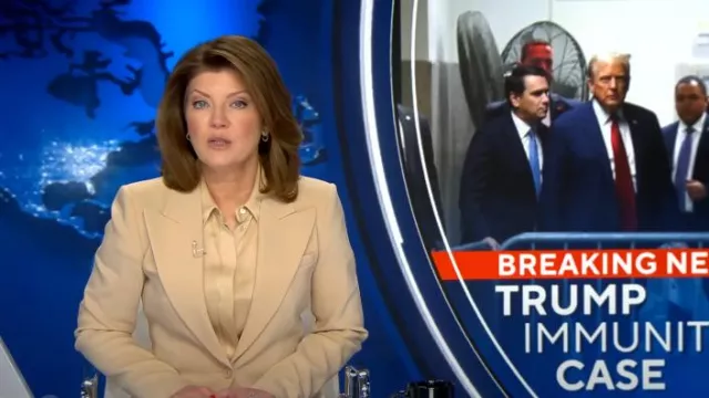 Blazer de lana crepé con solapa ancha de Michael Kors usado por Norah O'Donnell visto en CBS Evening News el 25 de abril de 2024