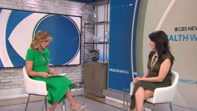 Scanlan Theodore Robe cravate en tricot crêpe portée par Gayle King comme on le voit dans CBS Mornings le 25 avril 2024