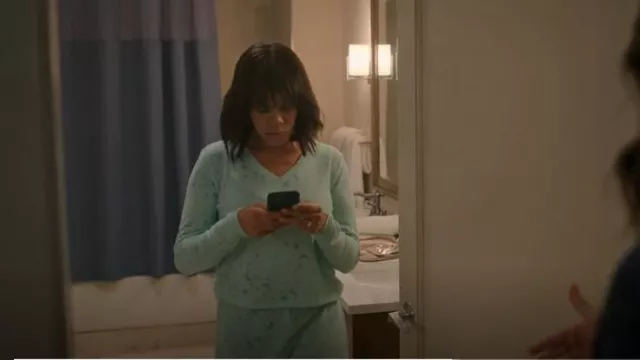 Conjunto de pijama verde menta Colsie usado por Kimberlyn Kendrick (Christina Elmore) como se ve en The Girls on the Bus (T01E08)