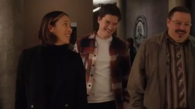 Maje Breast­ed Blaz­er worn by Sarah Truong (Mayko Nguyen) as seen in Hudson & Rex (S06E15)