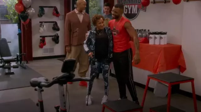 Leggings con estampado floral de Adidas usados por Lucretia Turner (Wanda Sykes) como se ve en The Upshaws (T05E05)