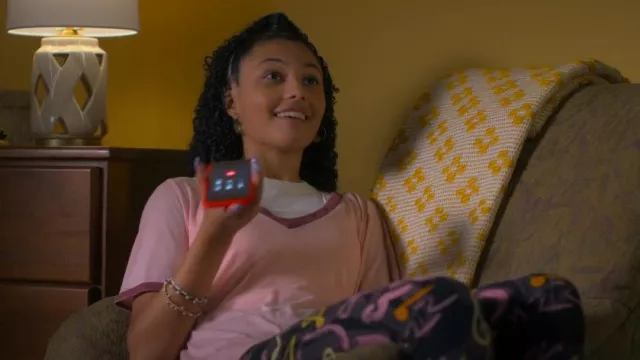 Camiseta de Treasure & Bond con cuello en V usada por Madison Spencer (Aaliyah Cinello) como se ve en I Woke Up a Vampire (T02E06)
