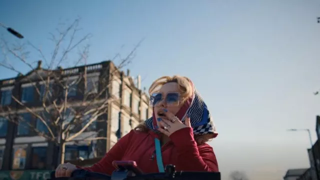Bingdonga Square Big Frame Street Shooting Gafas de sol decorativas al aire libre usadas por Maggie (Nicola Coughlan) como se ve en Big Mood (S01E01)