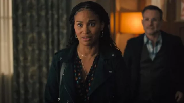 Veste All Saints Suede Balfern portée par Helen Grace (Joy Bryant) comme on le voit dans Les Chroniques de Spiderwick (S01E06)