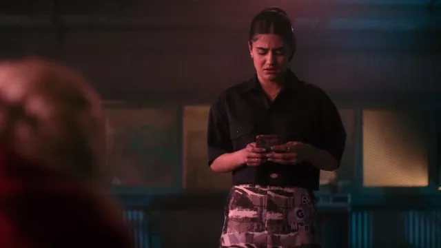 Cider Graph­ic But­ton Mi­ni Skirt worn by Amerie Wadia (Ayesha A. Madon) as seen in Heartbreak High (S02E07)