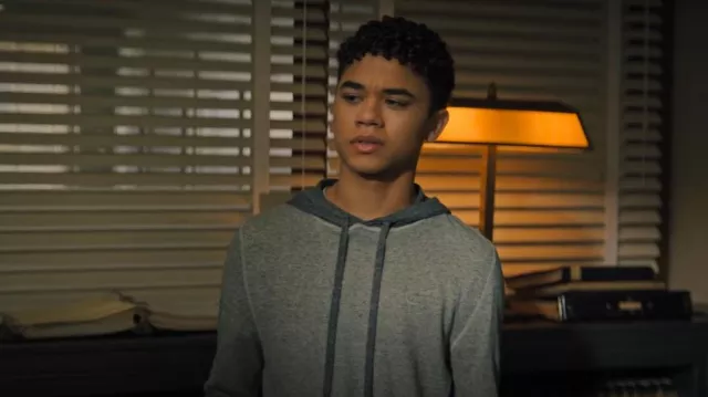 Billy Reid Contrast Stitch Pullover porté par Simon (Noah Cottrell) comme on le voit dans Les Chroniques de Spiderwick (S01E07)