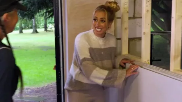 Dans le style x Stacey Solomon Tonal Jumper porté par Stacey Solomon comme on le voit dans Stacey Solomon’s Renovation Rescue (S01E03)