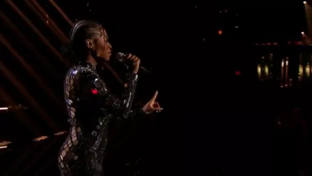 Robe longue Mew Mews portée par Just Sam dans American Idol (S22E14)