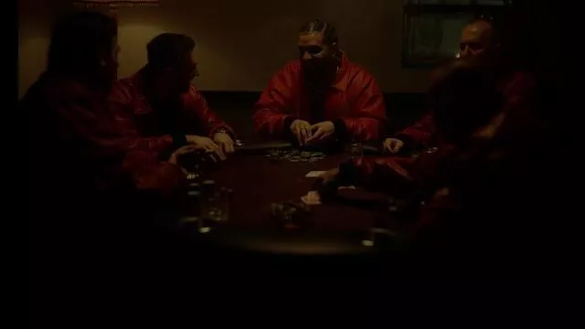 Drake porte une veste en cuir rouge drapeau albanais dans le clip de Polar Opposites
