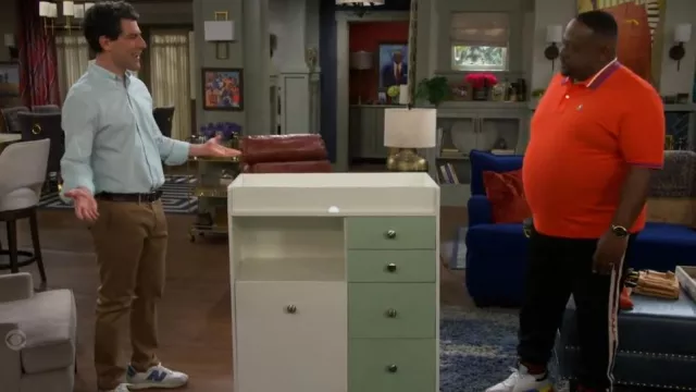 La réinvention des jouets Nike RS-X portée par Calvin Butler (Cedric the Entertainer) dans The Neighborhood (S06E09)