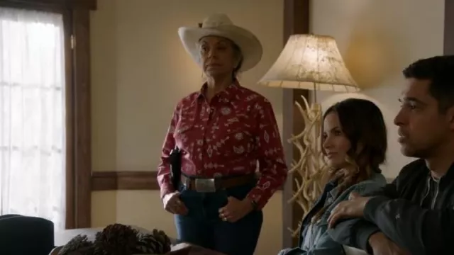 Wrangler Women’s Essential Long Sleeve Print Western Snap Shirt en rouge désert porté par l’agent Paula Cassidy (Jessica Steen) dans NCIS (S21E09)