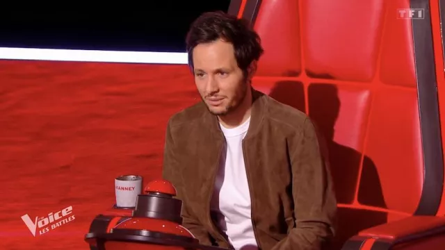 The brown suede jacket worn by Vianney on The Voice: The Battles on April 13, 2024