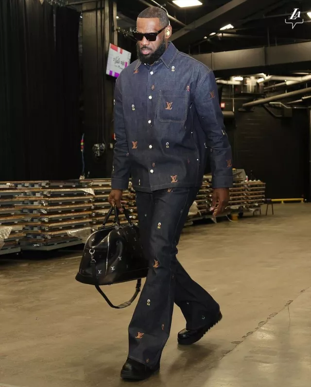 Lunettes de soleil Louis Vuitton Black Square 'LV Rise' portées par LeBron James sur le compte Instagram @lakers