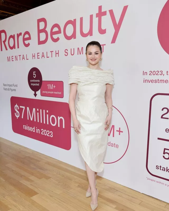 Vestido midi de mezcla de algodón metálico fruncido en ámbar de Maticevski usado por Selena Gomez en la Cumbre de Salud Mental de Rare Beauty el 1 de mayo de 2024