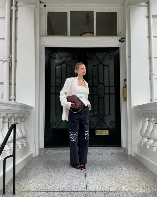 Zapatos de tacón destalonados Saint Laurent Lee en charol usados por Leonie Hanne en Blogpost el 26 de abril de 2024