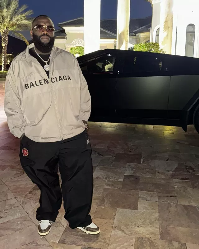 Baskets Louis Vuitton Damier 'LV Trainer' blanches et brunes portées par Rick Ross sur le compte Instagram @richforever